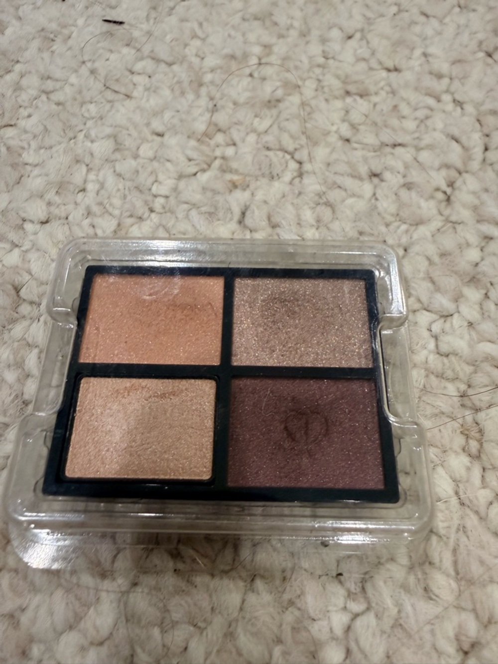 Cle de peau  Shimmer Quad  - sundried driftwood